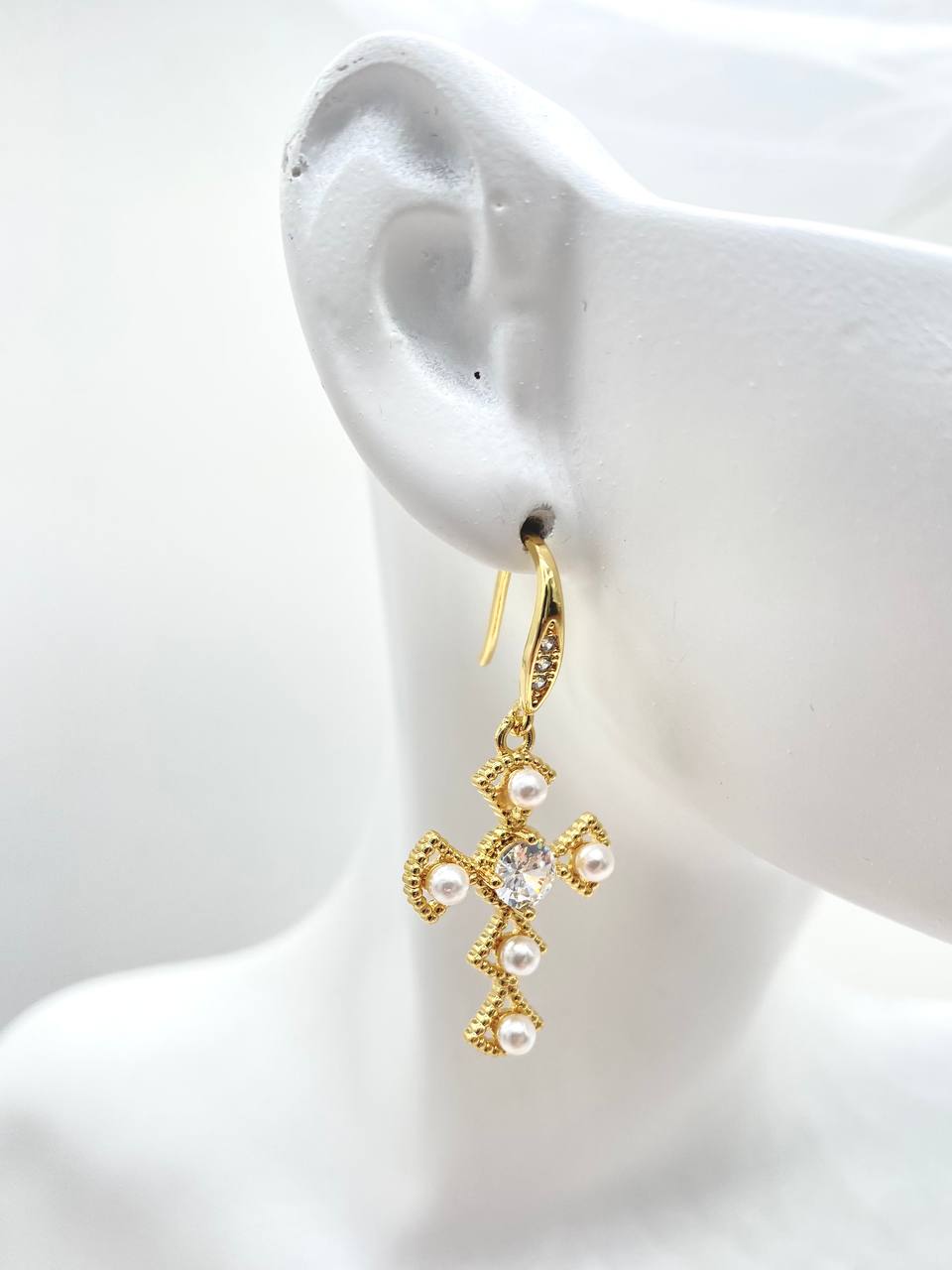 ARETE CRUZ CON PERLA EN CHAPA DE ORO 18K