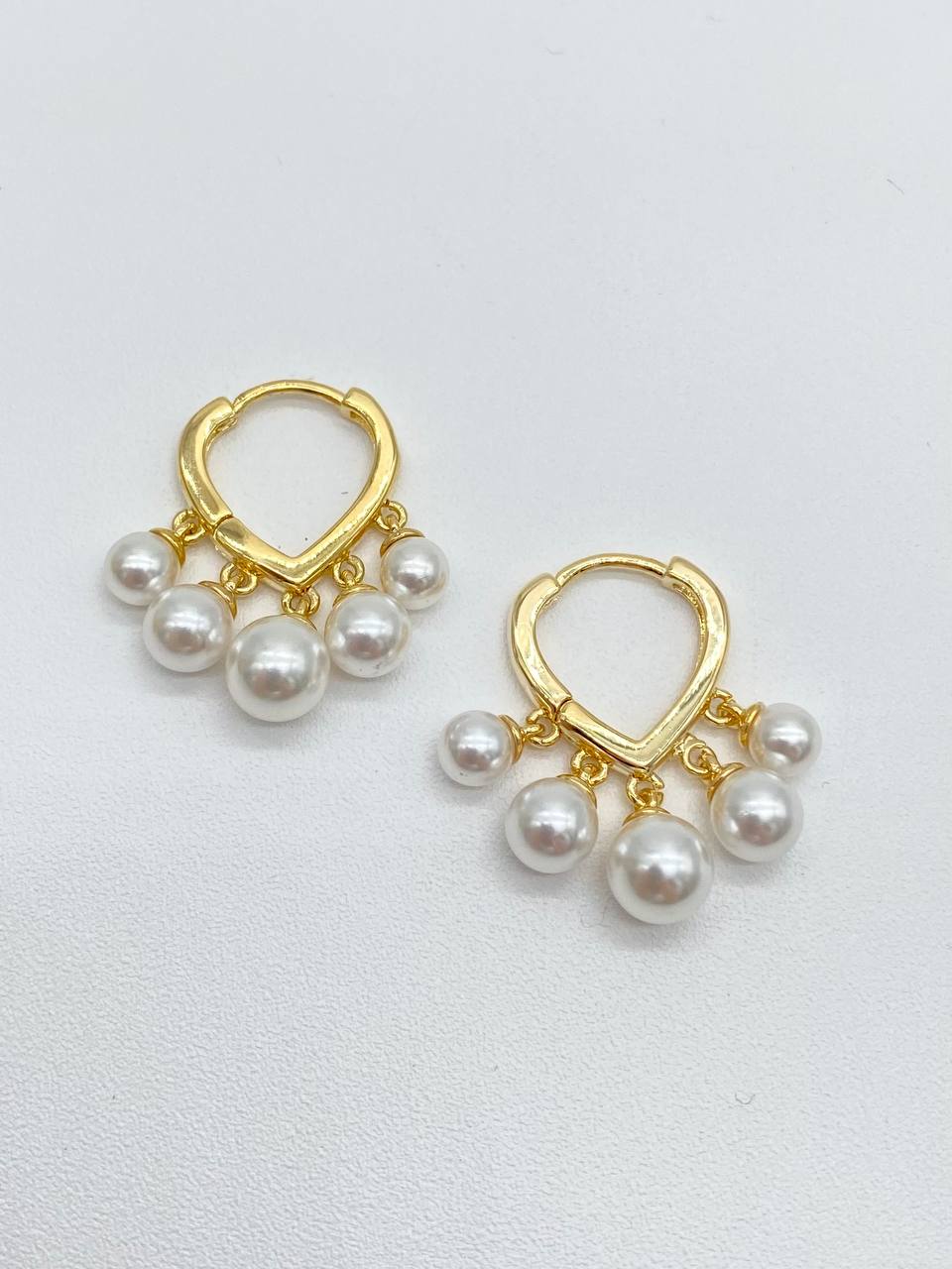HUGGIE CON PERLAS EN CHAPA DE ORO 18K