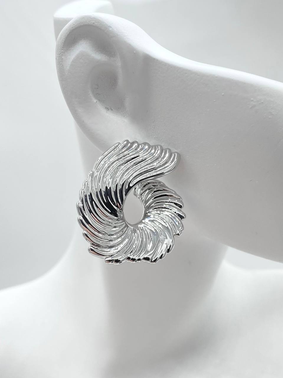 ARETE CHAPA DE RODIO 18K
