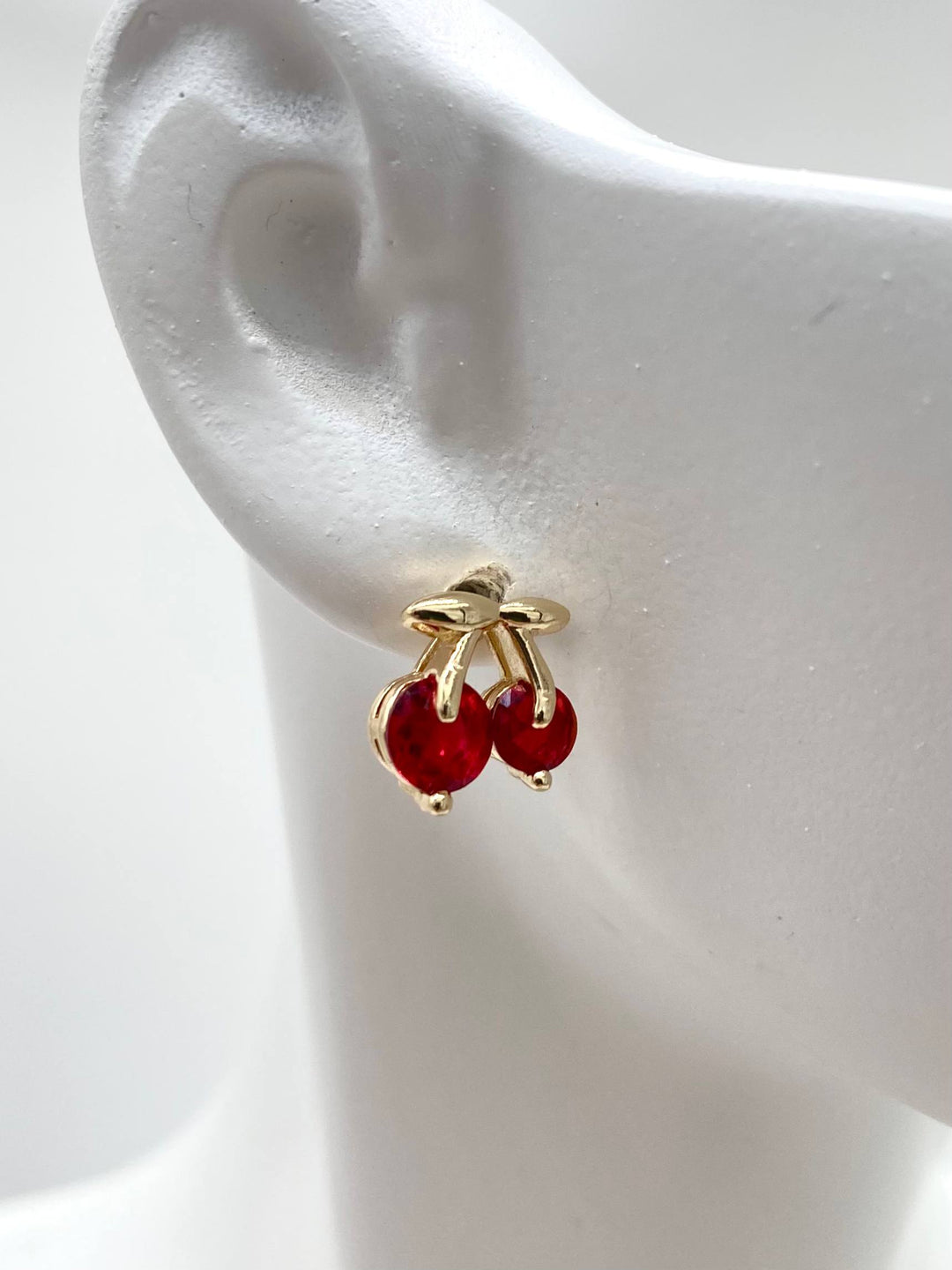 BROQUEL CEREZA CHAPA DE ORO 18K