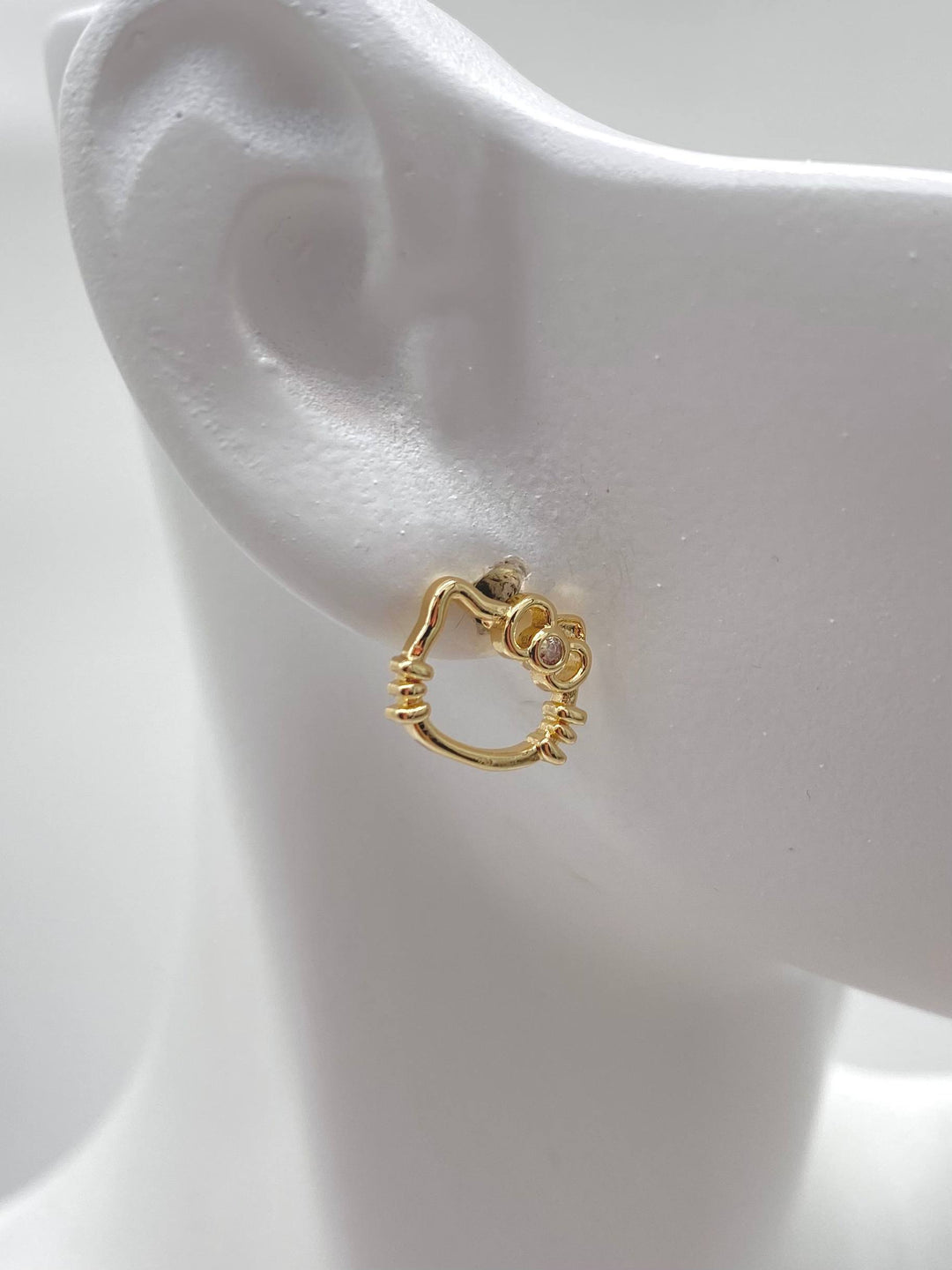 BROQUEL KITTY CHAPA DE ORO 18K