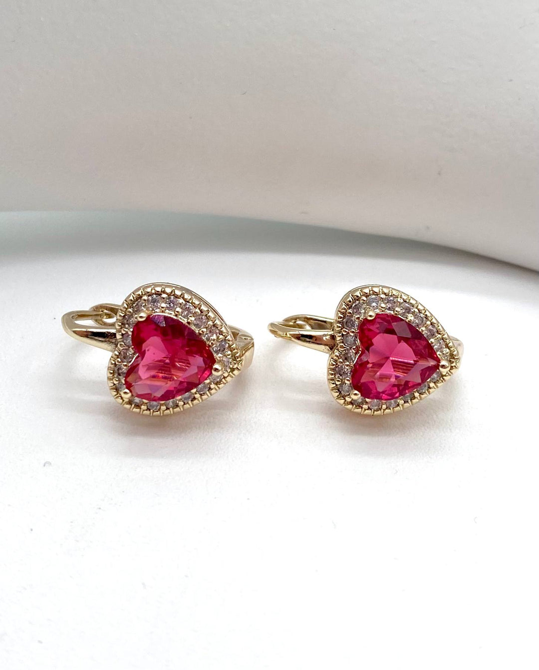 ARETE  CORAZON ROSA CHAPA DE ORO 18K