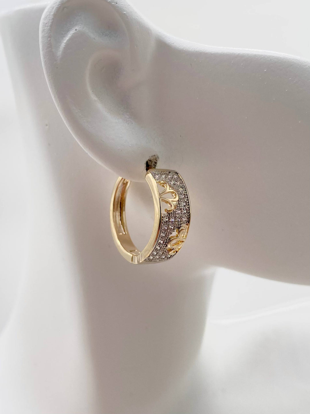 HUGGIE DISEÑO CON ZIRCONIAS CHAPA DE ORO 18K