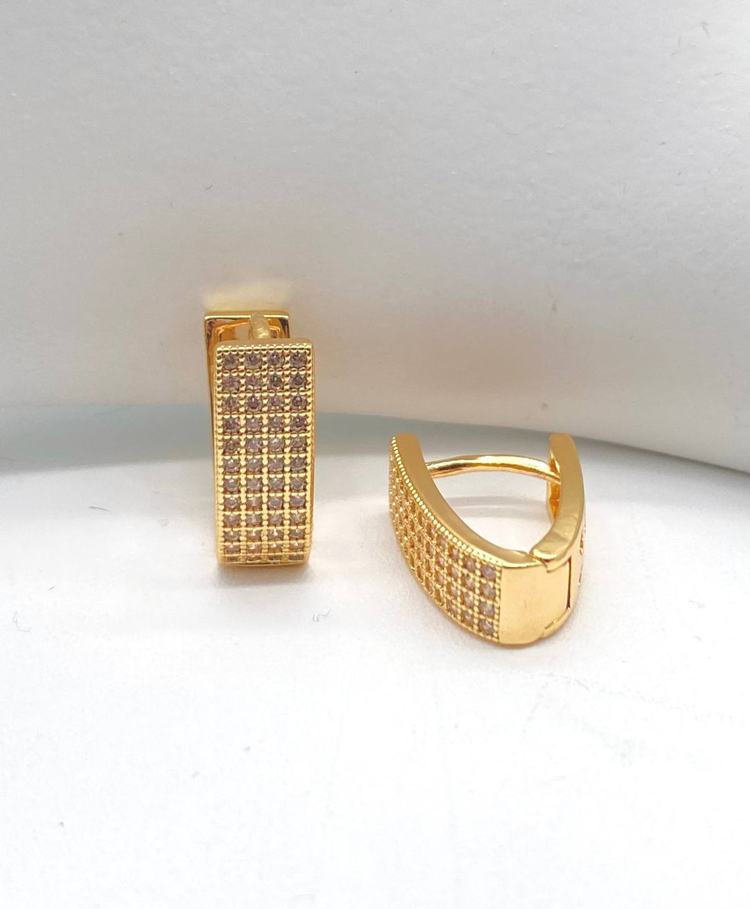 HUGGIE V CHAPA DE ORO 10K