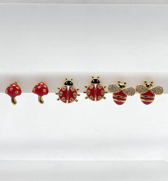 TRIO DE ARETES CATARINA ABEJA Y HONGO EN CHAPA DE ORO 18K