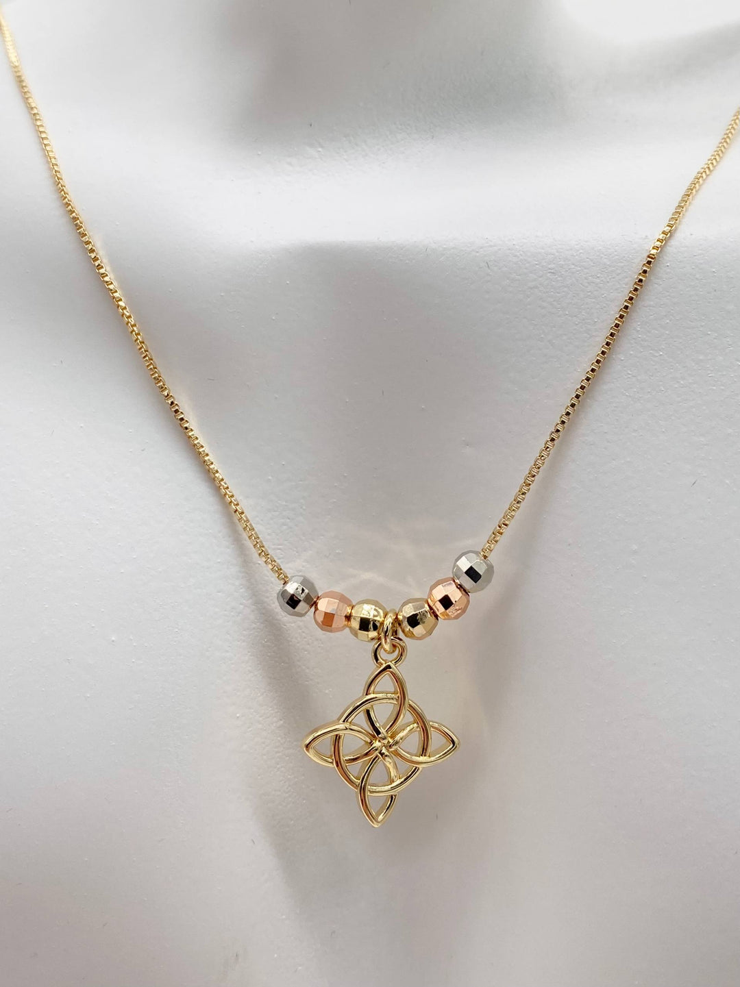 CADENA NUDO DE BRUJA CHAPA DE ORO 18K