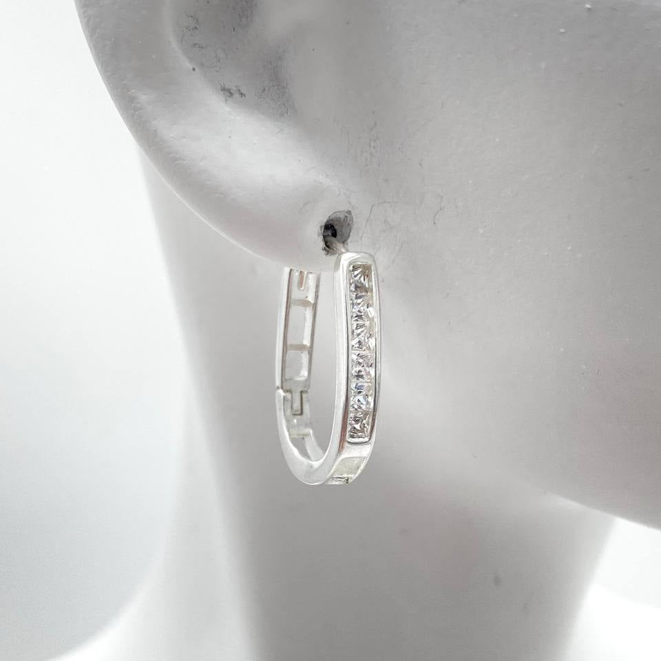 HUGGIE OVAL CON ZIRCONIA PLATA 925