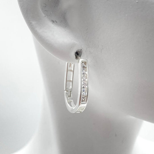 HUGGIE OVAL CON ZIRCONIA PLATA 925