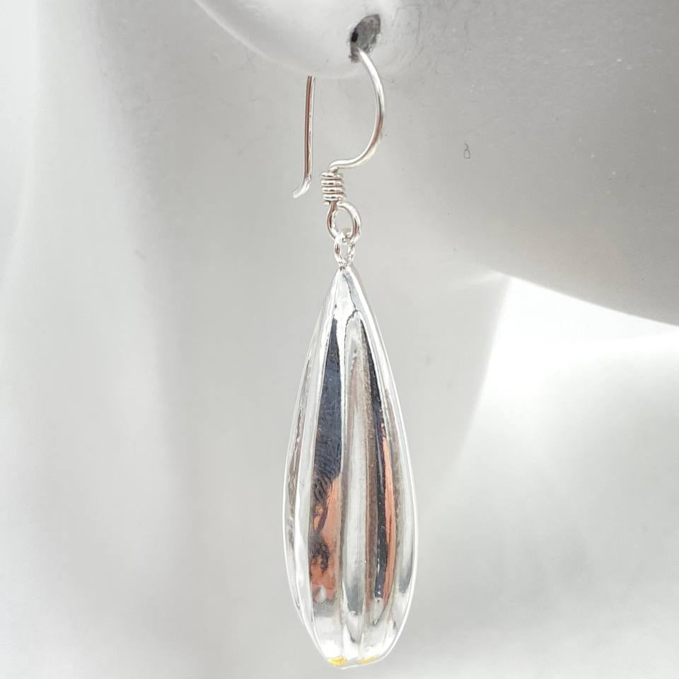 ARETE COLGANTE GOTA TEXTURIZADA