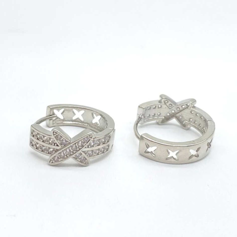 HUGGIE EN CHAPA DE RODIO 18K CONÊ X