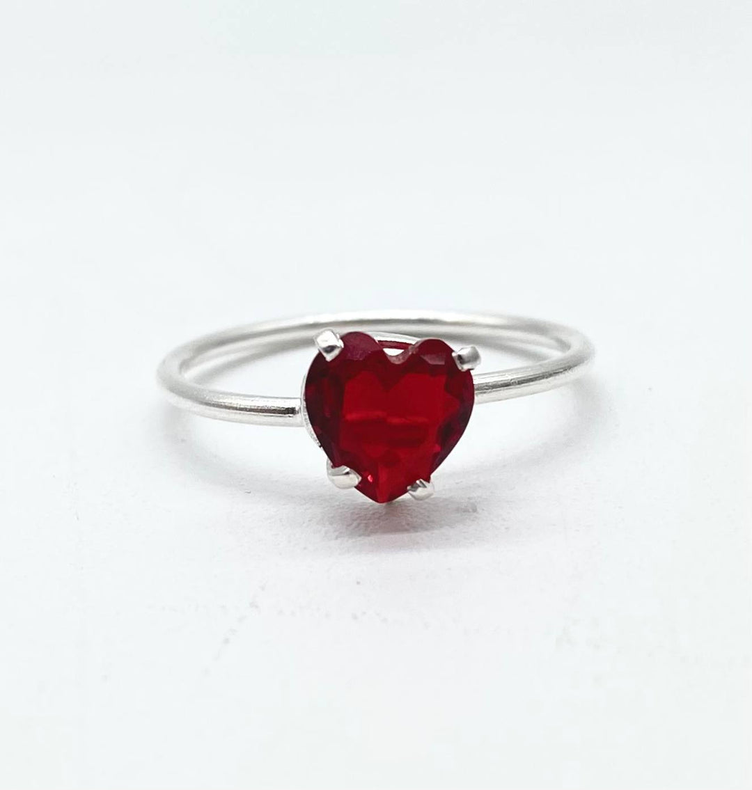 ANILLO SOLITARIO CORAZON ROJO