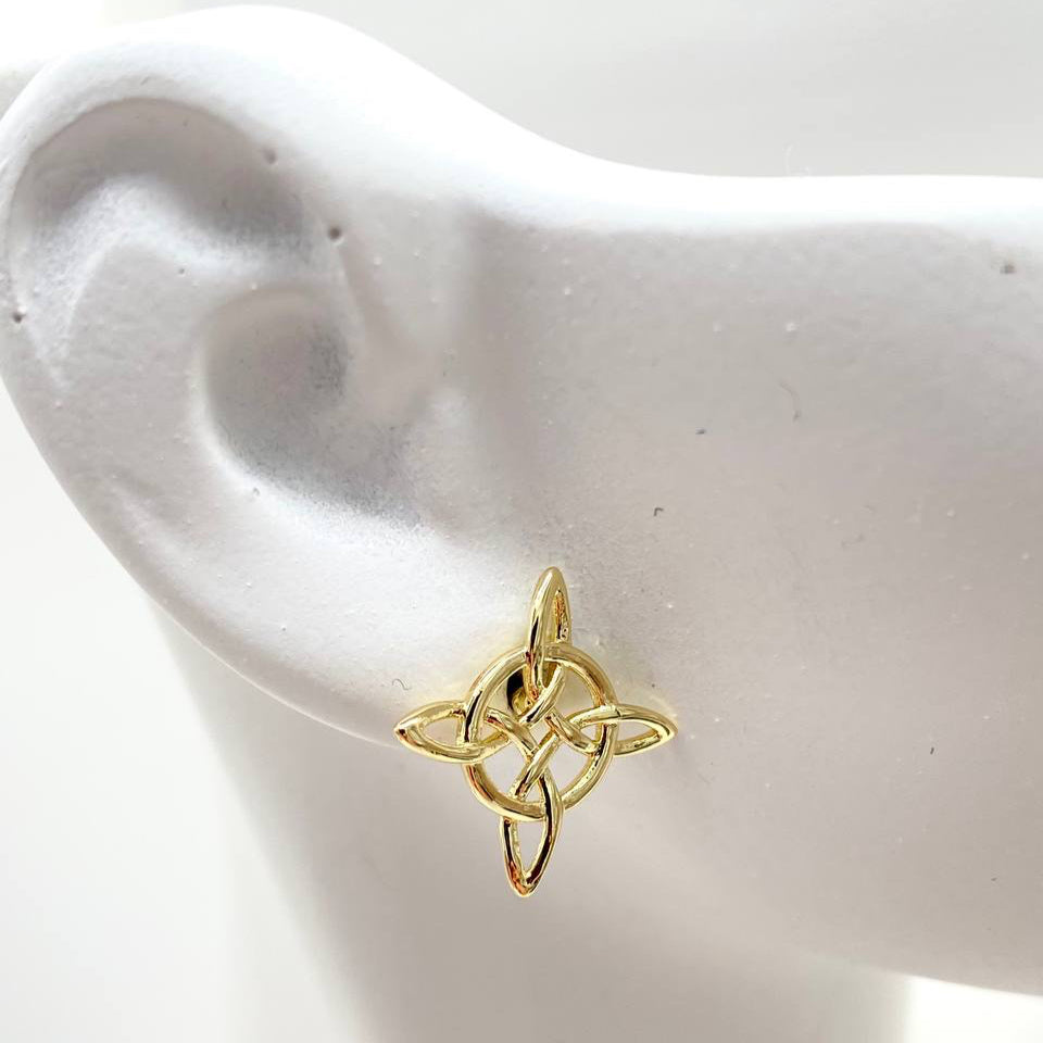 BROQUEL NUDO DE BRUJA LISO EN CHAPA DE ORO 18K