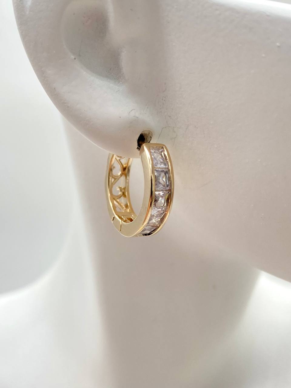 HUGGIE EN CHAPA DE ORO 18K