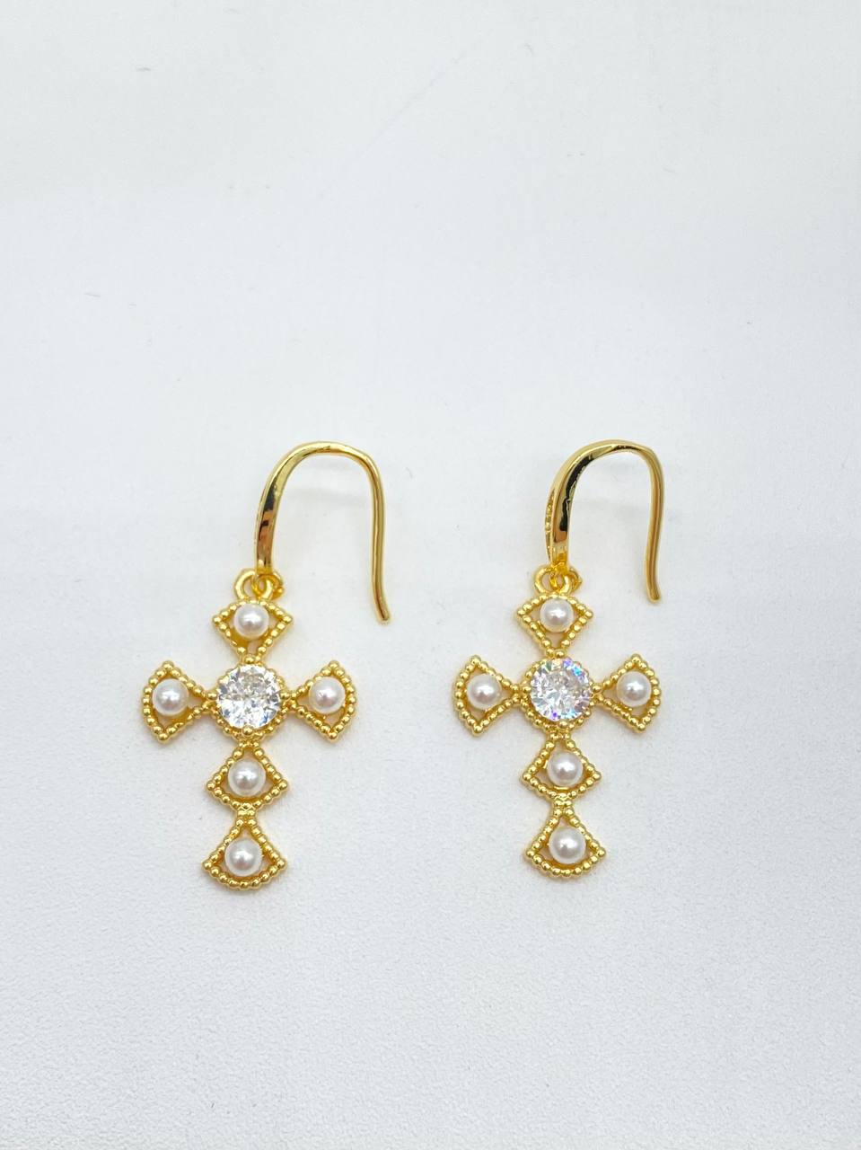 ARETE CRUZ CON PERLA EN CHAPA DE ORO 18K