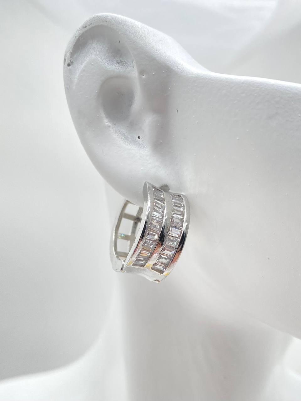 HUGGIE EN CHAPA DE RODIO 18K