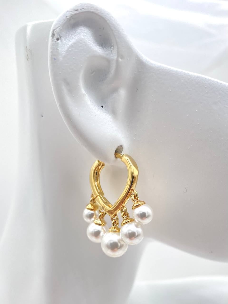 HUGGIE CON PERLAS EN CHAPA DE ORO 18K