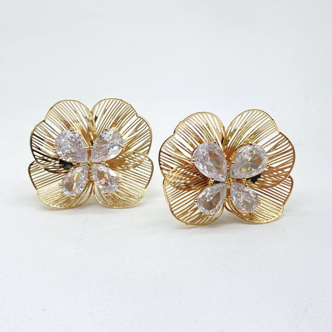 ARETE FLOR CHAPA DE ORO 18K