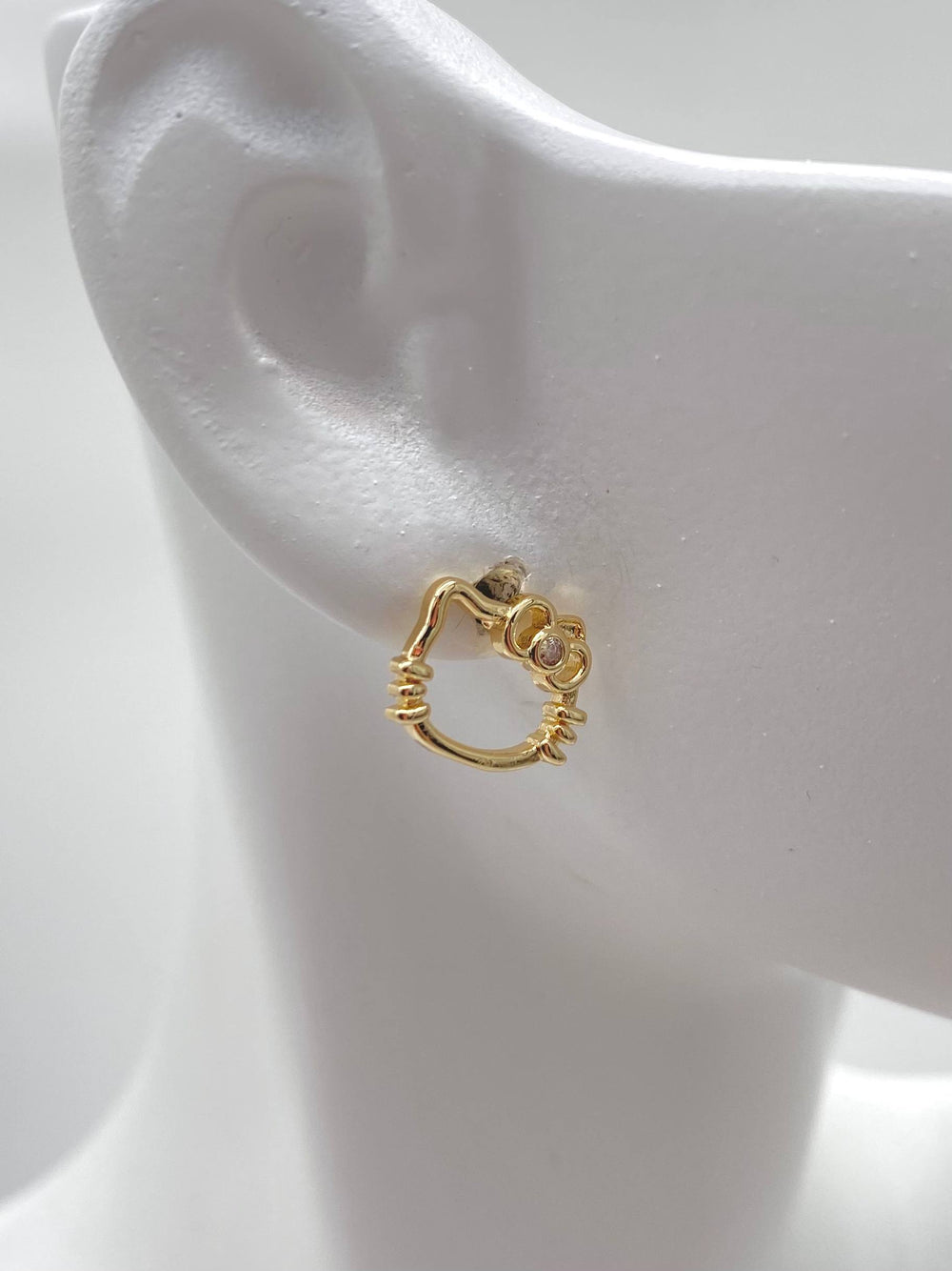 BROQUEL KITTY CHAPA DE ORO 18K