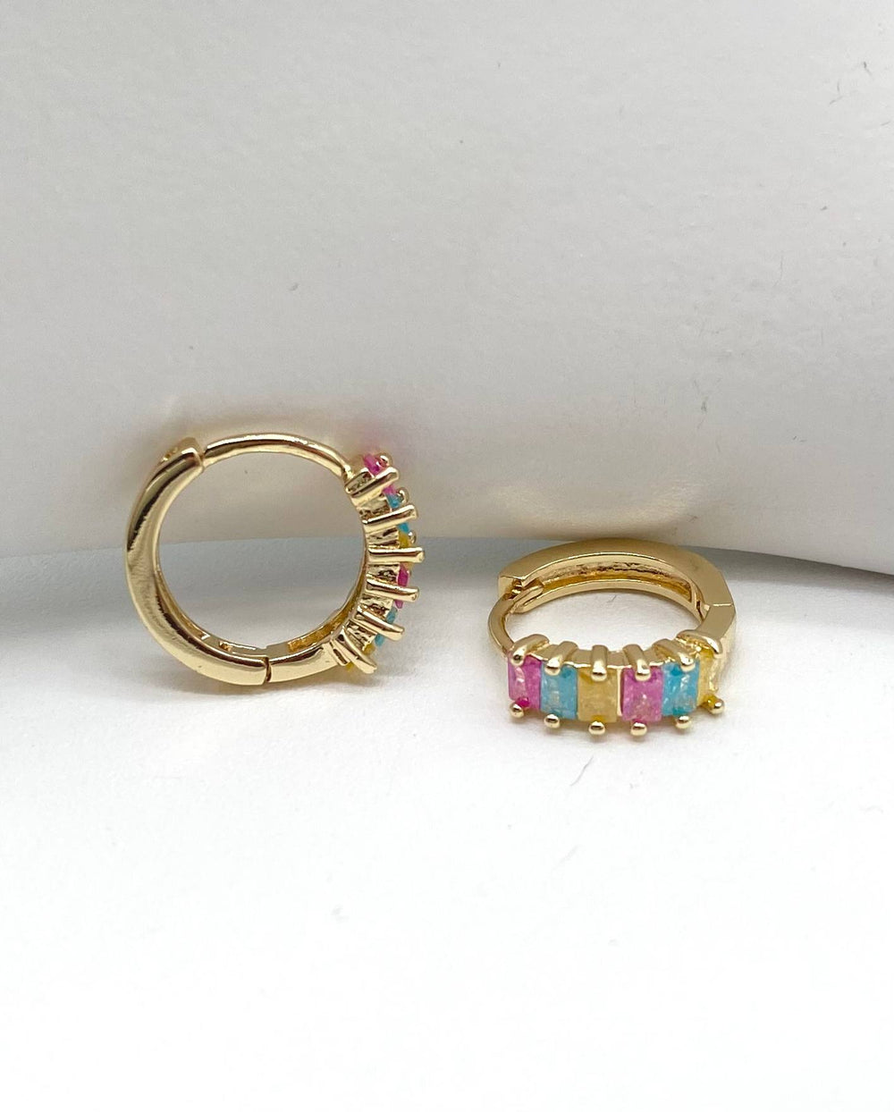 HUGGIE COLORES CHAPA DE ORO 18K