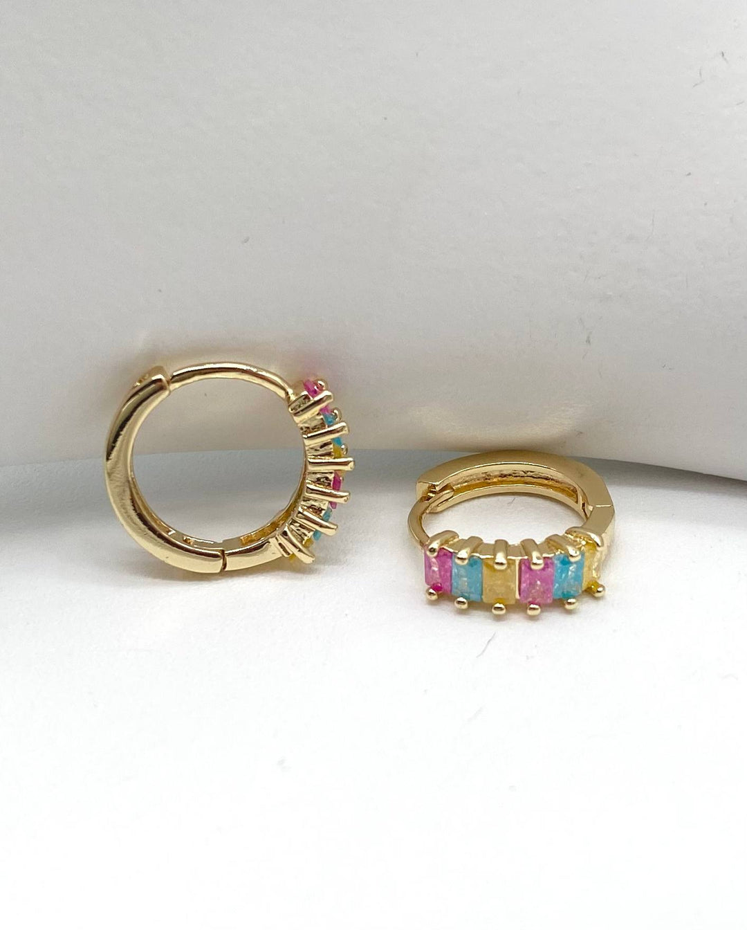 HUGGIE COLORES CHAPA DE ORO 18K