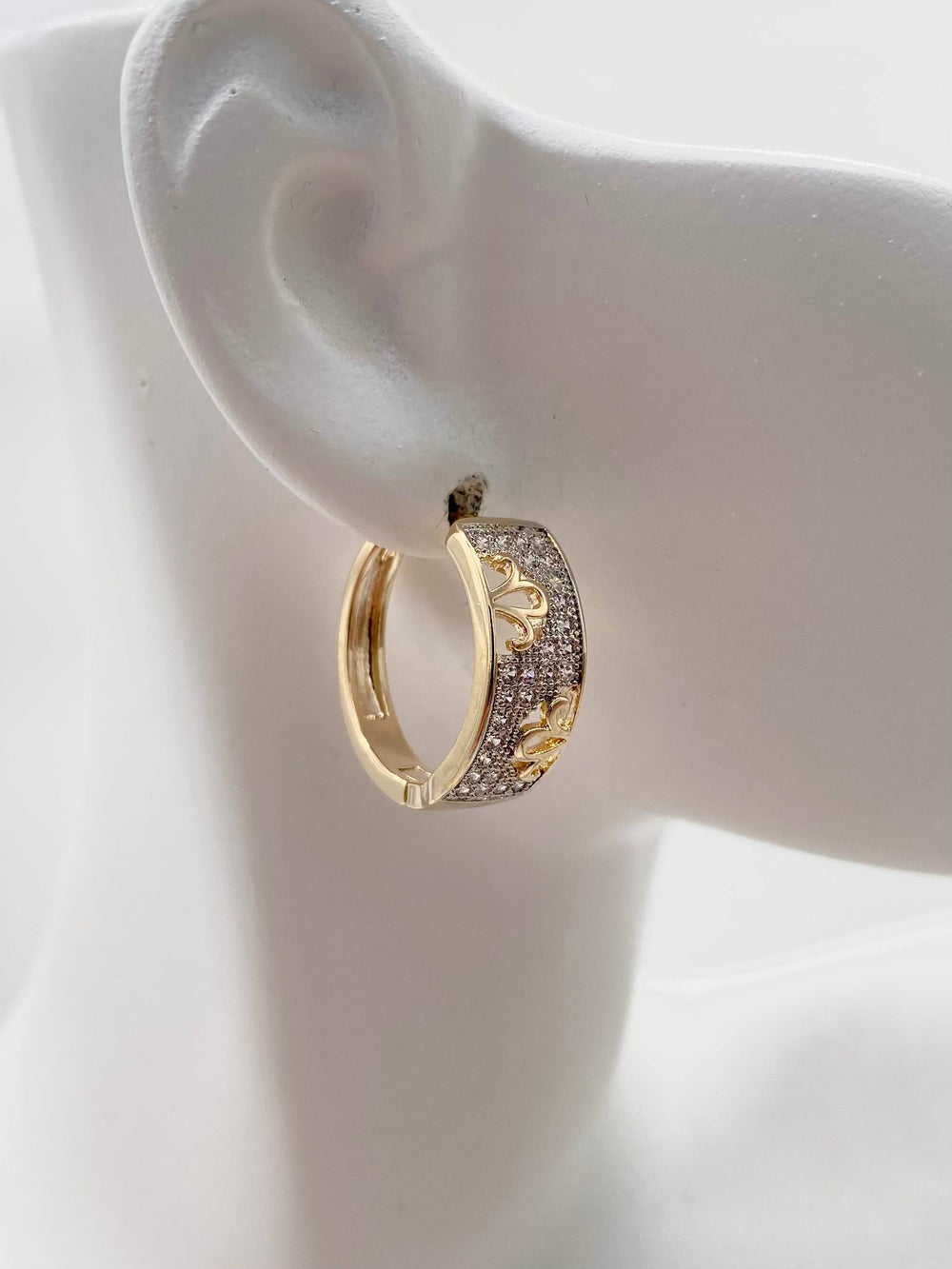 HUGGIE DISEÑO CON ZIRCONIAS CHAPA DE ORO 18K