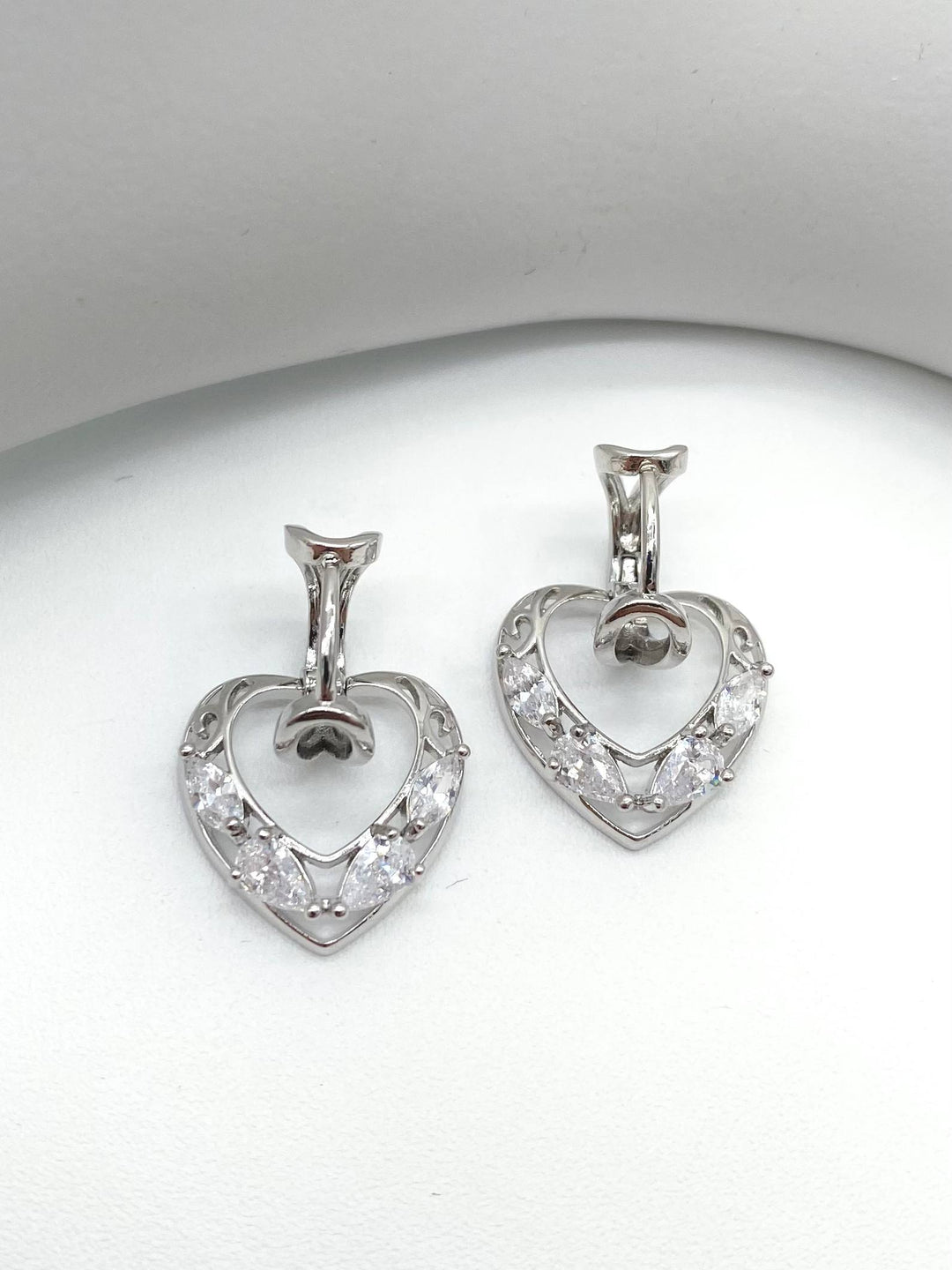 HUGGIE CORAZON COLGANTE CON ZIRCONIAS EN CHAPA DE RODIO