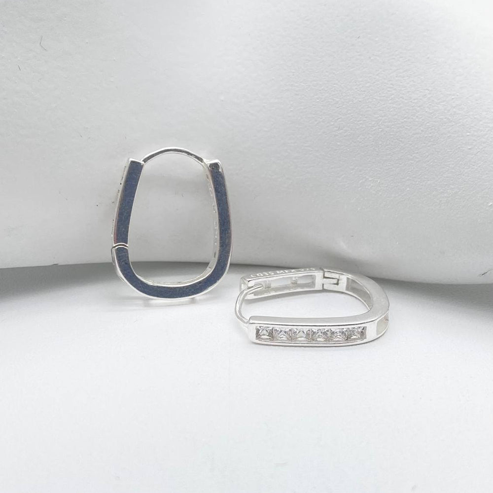 HUGGIE OVAL CON ZIRCONIA PLATA 925