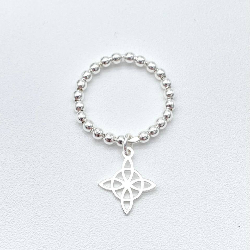 ANILLO CON NUDO DE BRUJA COLGANTE