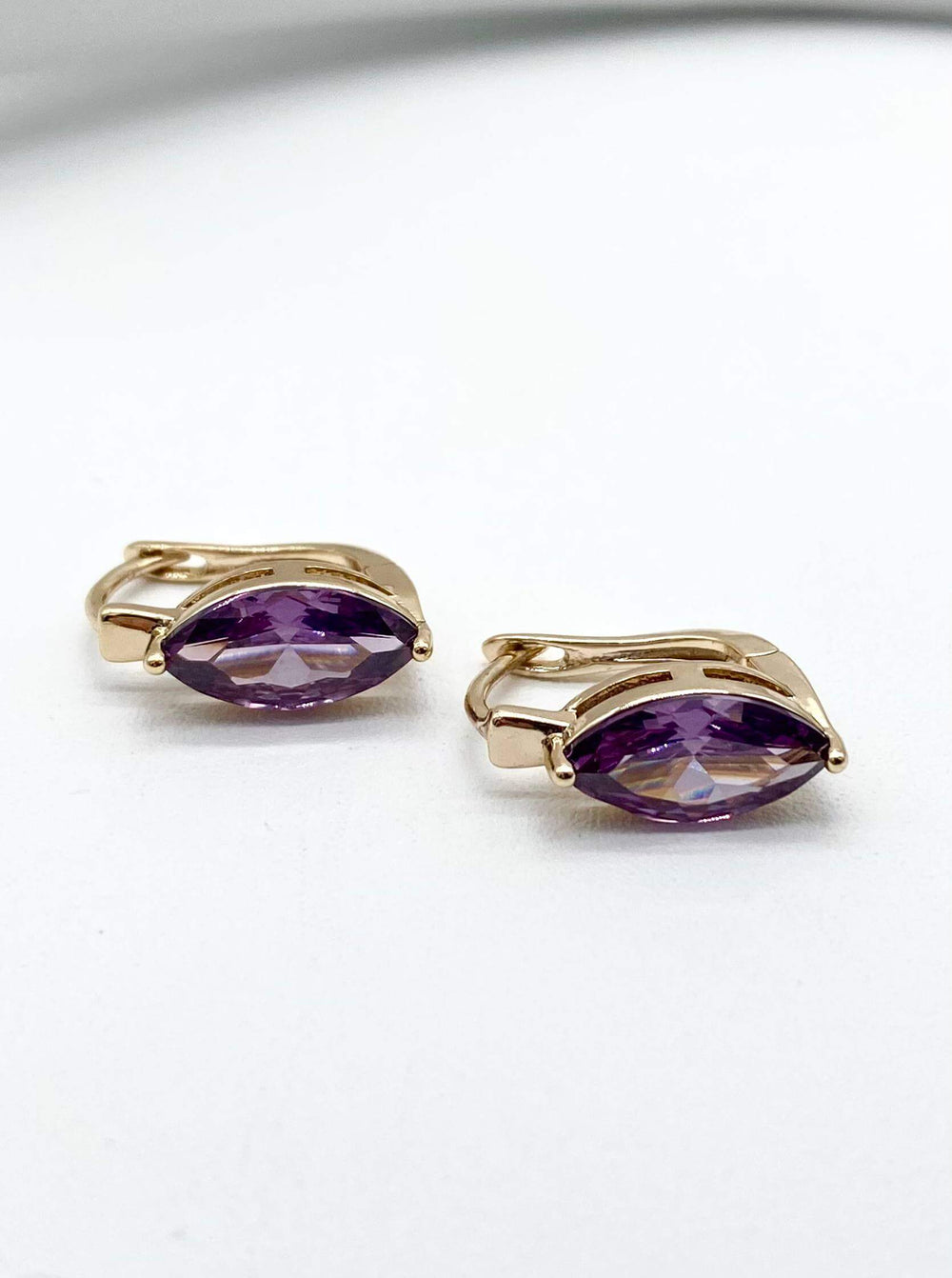 Huggie rombo morado– Chapa de Oro 18K | MAEL