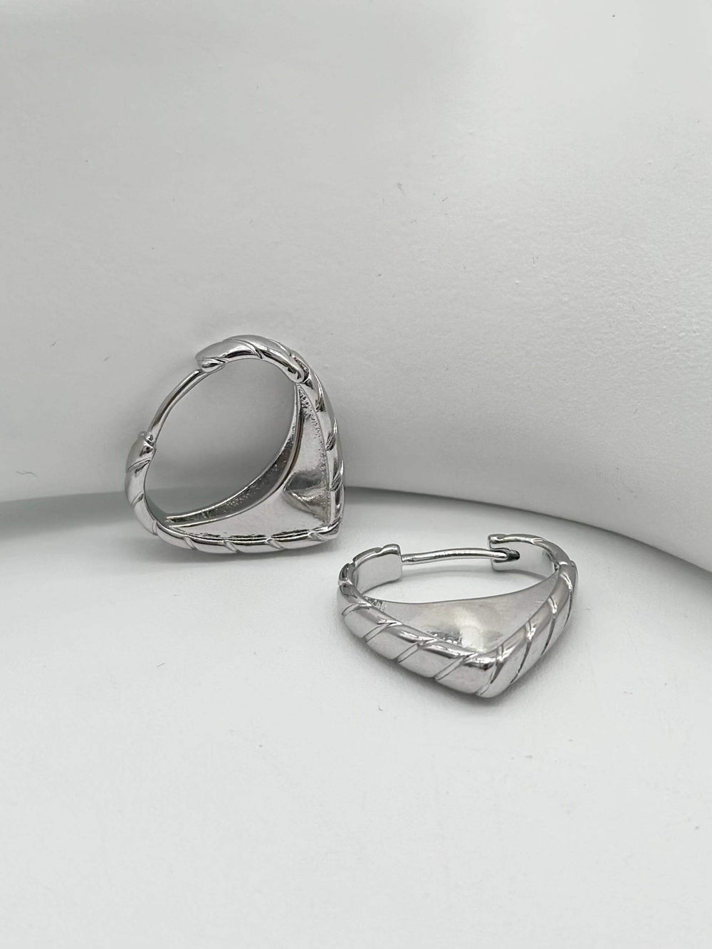 Huggie corazon– Chapa de rodio 18K | MAEL