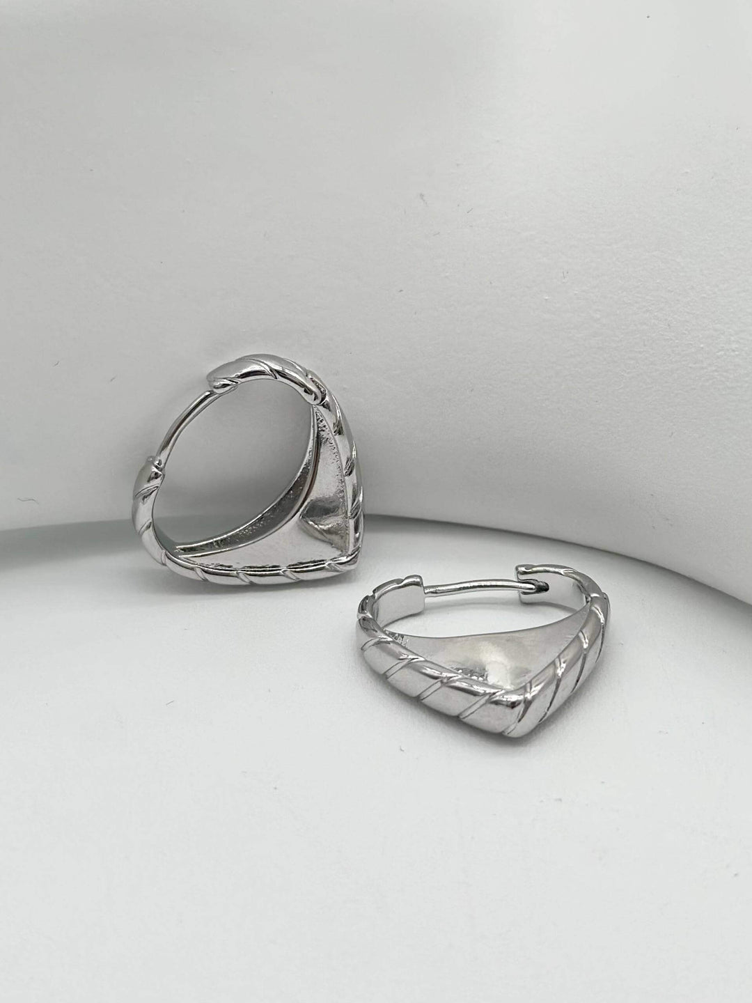 Huggie corazon– Chapa de rodio 18K | MAEL