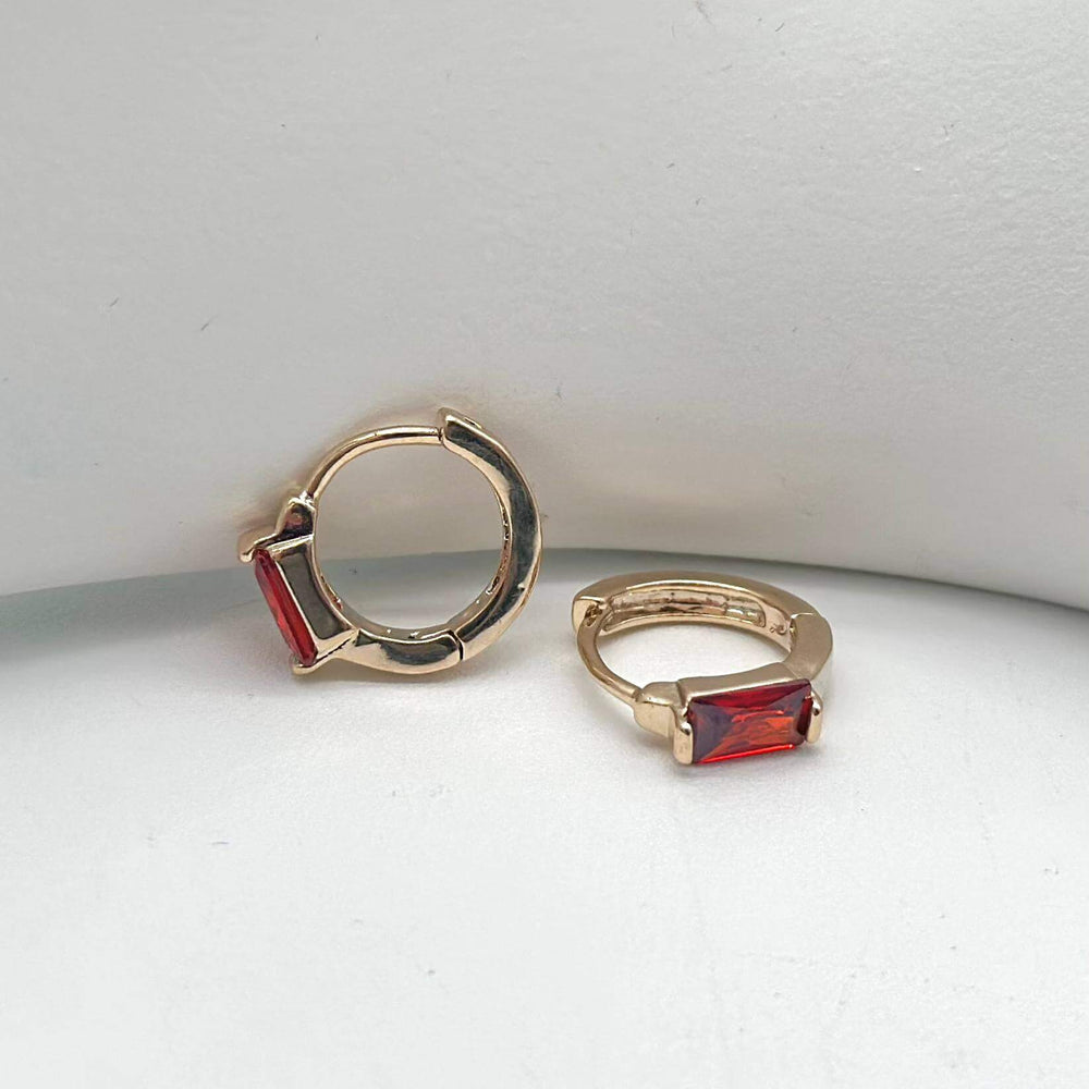 Huggie rectangulo rojo– Chapa de oro 18K | MAEL