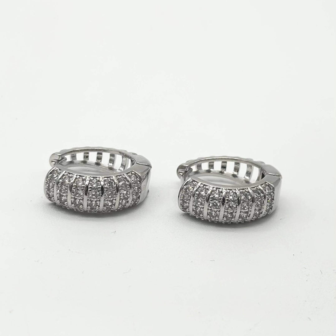 Huggie zirconia– Chapa de rodio 18K | MAEL