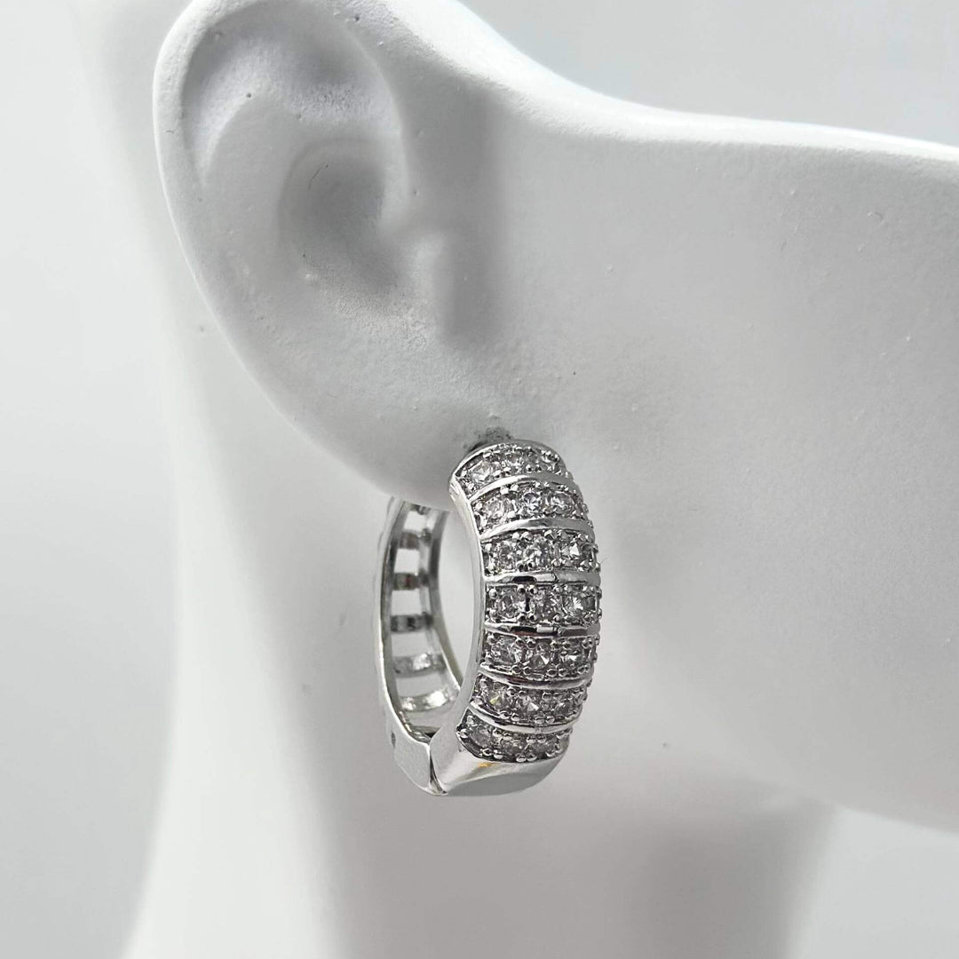 Huggie zirconia– Chapa de rodio 18K | MAEL
