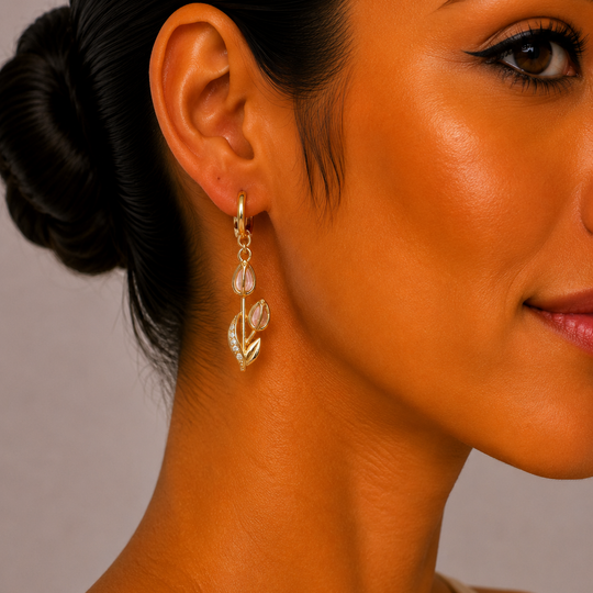 Aretes Huggie Tulipanes Chapa de Oro 18K | Mael Joyería