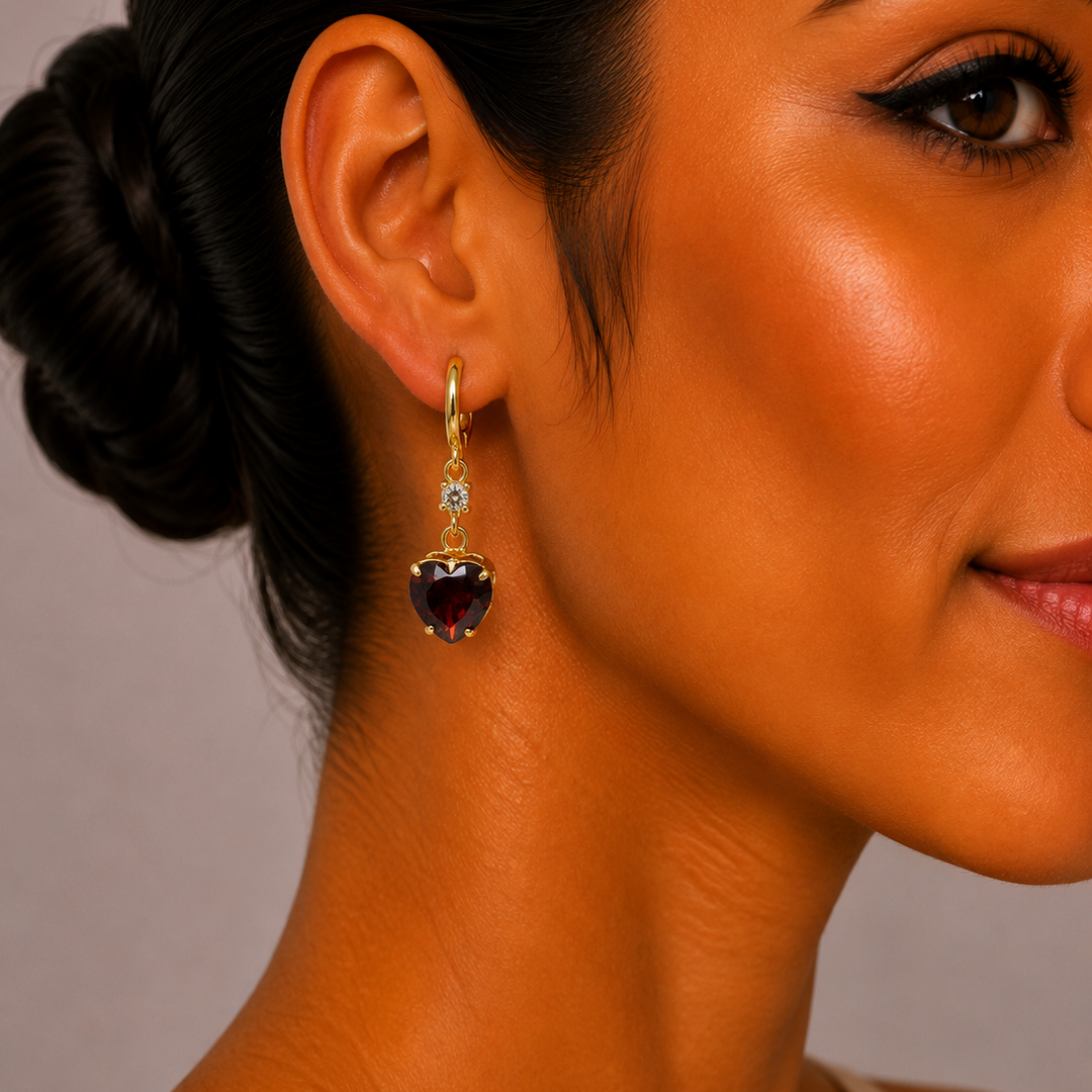 Aretes Huggie con Corazón Rojo y Zirconia | Mael Joyería