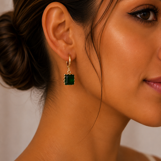 Aretes Huggie con Cristal Verde Esmeralda en Chapa de Oro |Mael Joyería