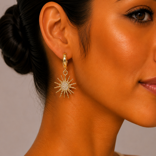 Aretes Huggie Sol Radiante con Zirconias Chapa de Oro 18K | Mael Joyería