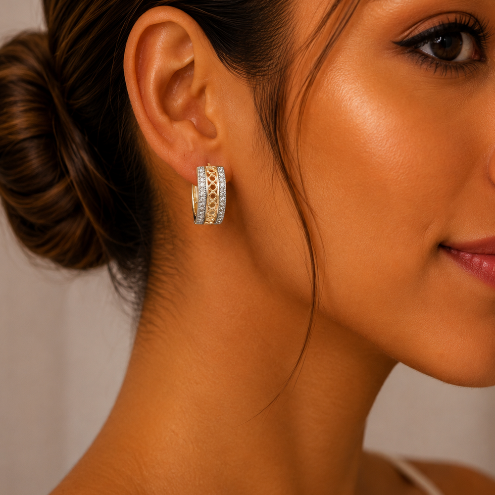Aretes Huggie Bicolor con Zirconias y Detalle Calado en Chapa de Oro | Mael Joyería