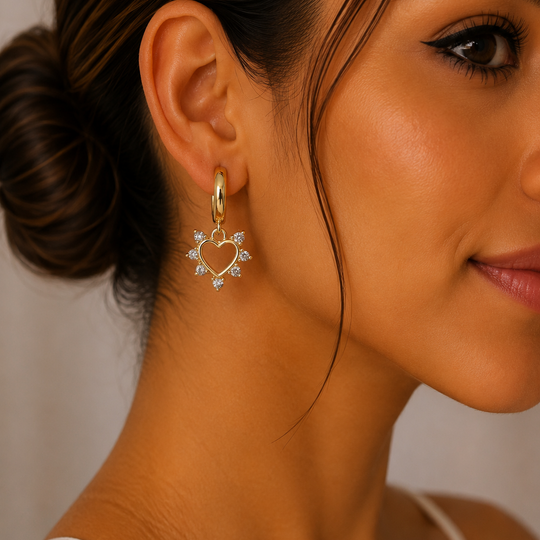Aretes Huggie Corazón Radiante con Zirconias en Chapa de Oro | Mael Joyería