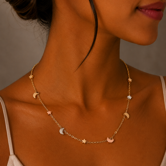 Collar Estrellas y Lunas Tricolor en Chapa de Oro | Mael Joyería