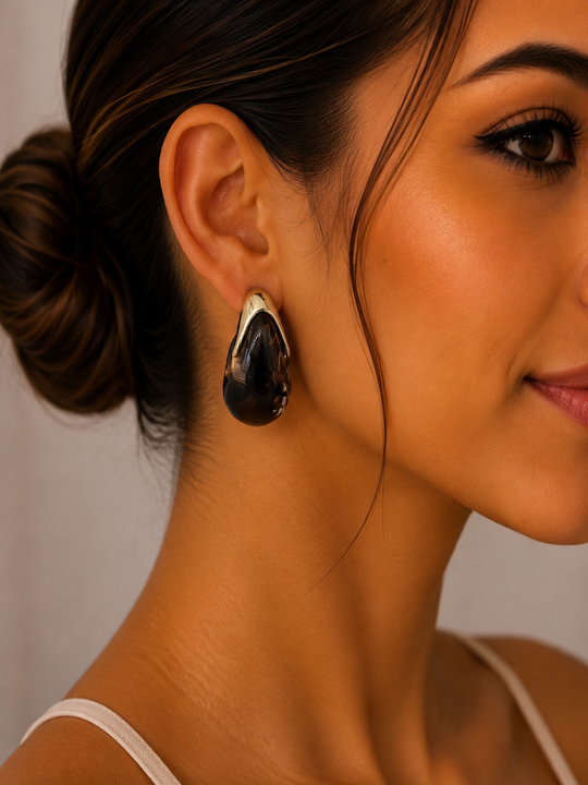 Aretes Gota de Resina Negra en Chapa de Oro | Mael Joyería
