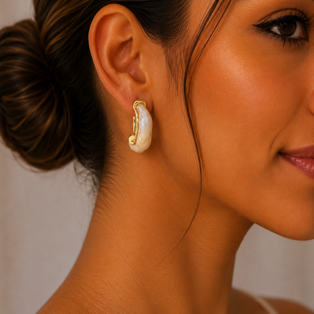 Aretes Curvos de Resina Marfil en Chapa de Oro | Mael Joyería