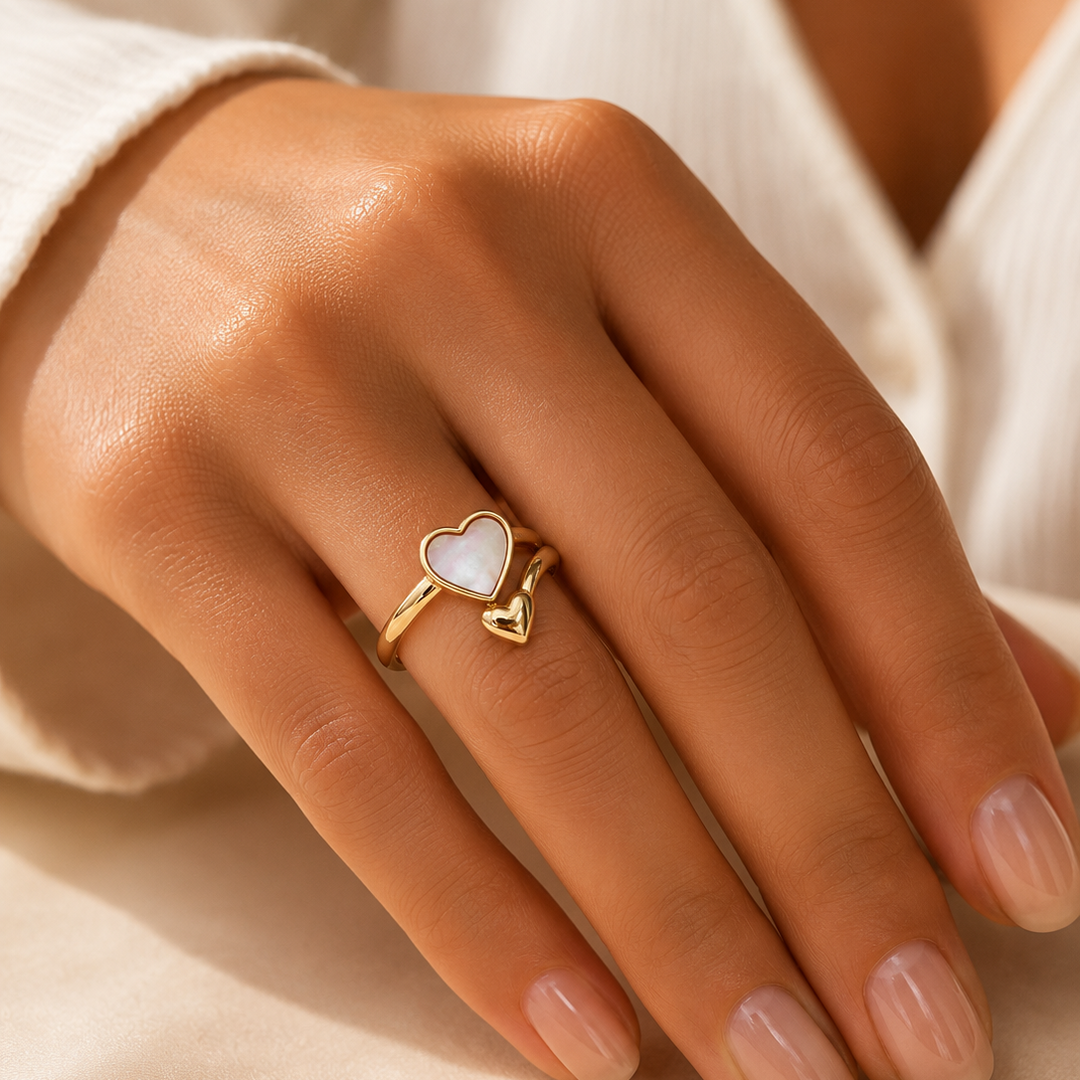 Anillo Ajustable Doble Corazón con Nácar en Chapa de Oro 18K | Mael joyeria