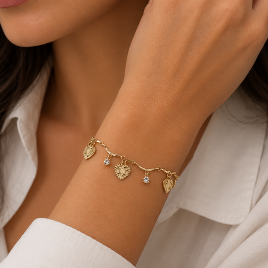 Pulsera con Dijes de Corazón y Cristales | Chapa de Oro 18K