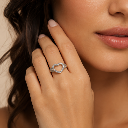 Anillo Ajustable Corazón Abierto con Zirconias | Chapa de Oro 18K