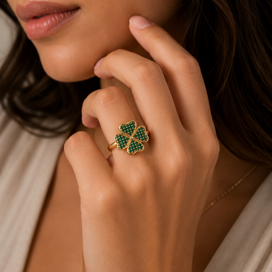 Anillo Giratorio Trébol de la Suerte con Zirconias Verdes | Chapa de Oro 18K