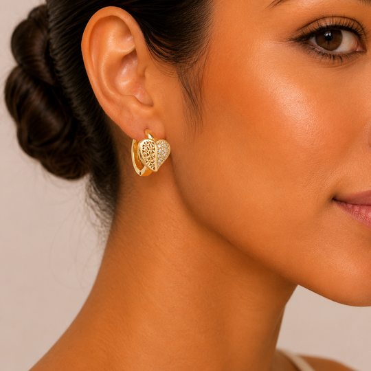 Huggies Corazón Bicolor con Zirconias en Chapa de Oro 18K | Mael Joyería