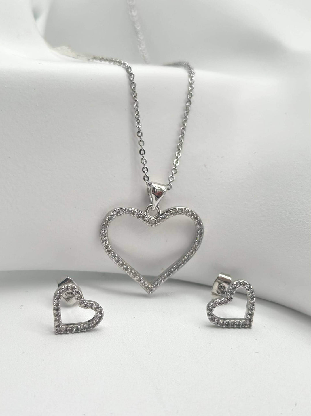 Set silueta corazon – Dije, cadena y aretes en Chapa de rodio 18K | MAEL