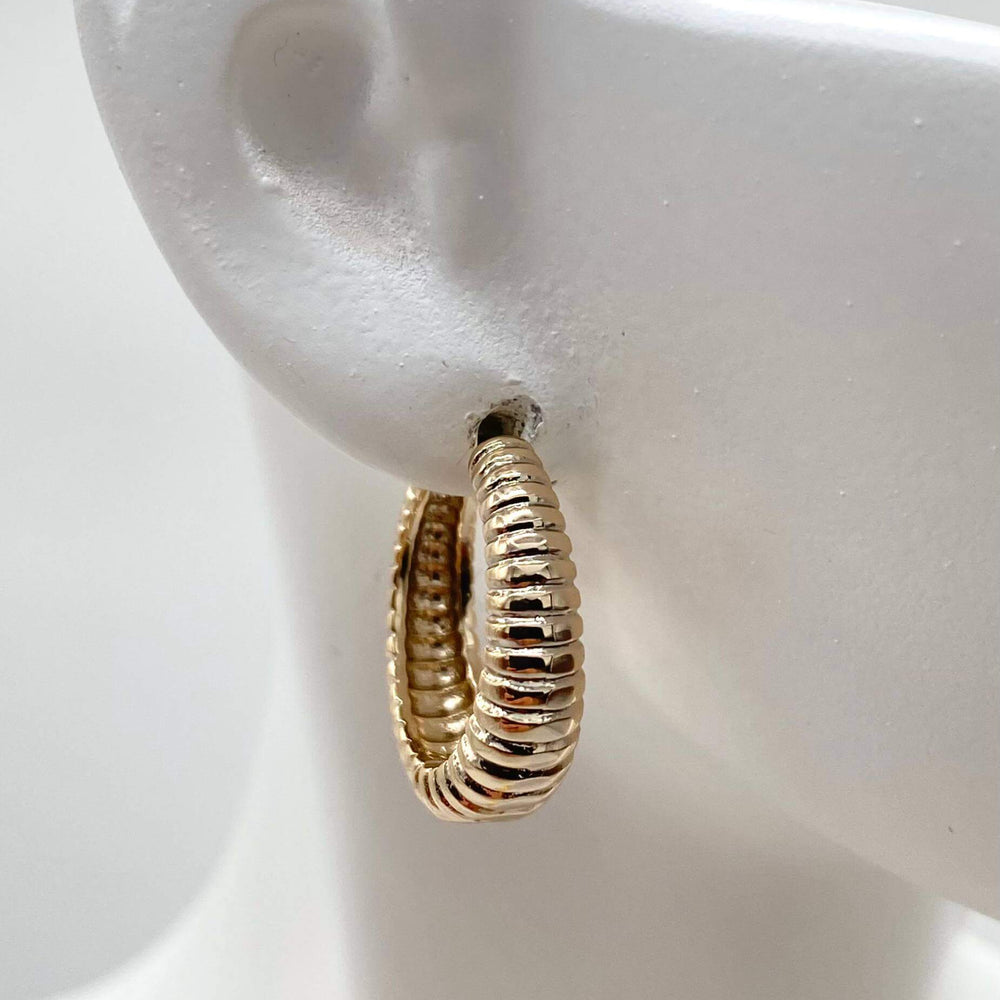 Huggie caracol– Chapa de Oro 18K | MAEL